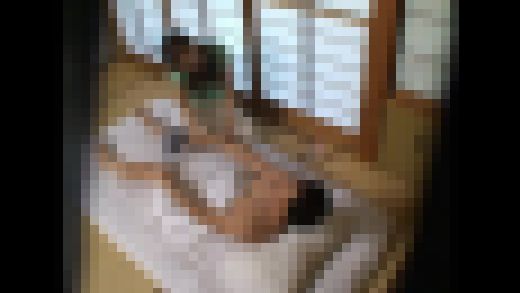 押しに弱いマッサージのおばさんに勃起チポを触らせると…File.4　サンプル画像2