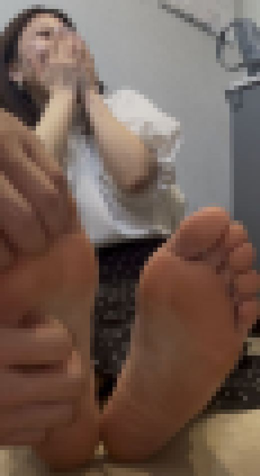 脇膝が弱点！小室瑛莉子アナ似美女25cmパンプス足裏中心にくすぐり、両足比べ！6分4秒　サンプル画像1