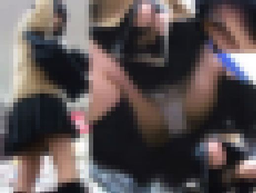 かわいい服女学が無防備大開脚でP丸見え！周囲も騒然パンチラ動画 内容画像