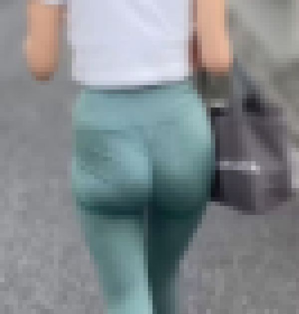 《自信満々！こんな格好で街を歩けちゃう美人モデル》 サンプル画像