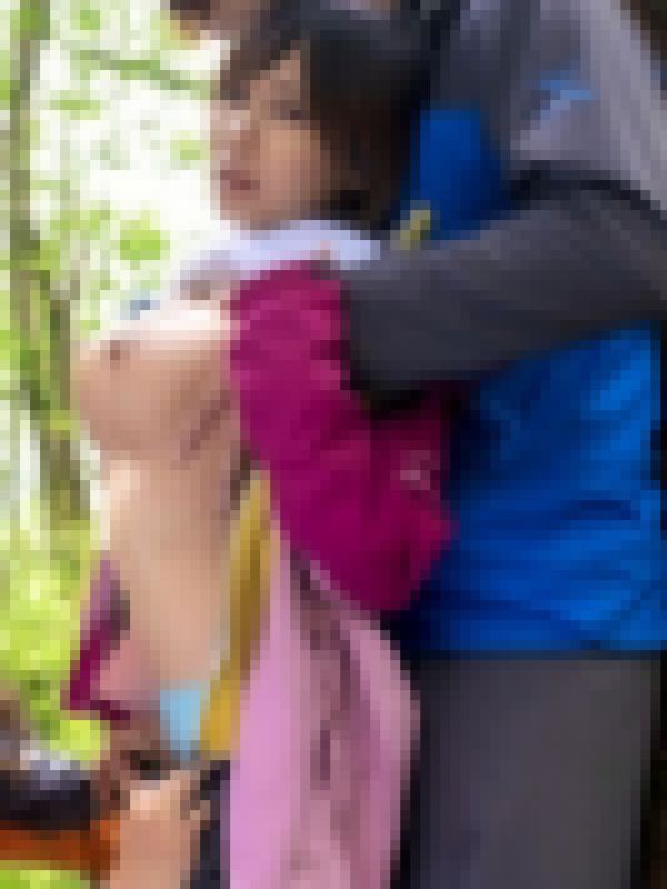 褐色スレンダー巨乳の元・肉オナホが人妻になったので…旦那も一緒の登山会でセクハラかまし展望台でデカチンねじ込み潮吹き青カン楽しん サンプル画像