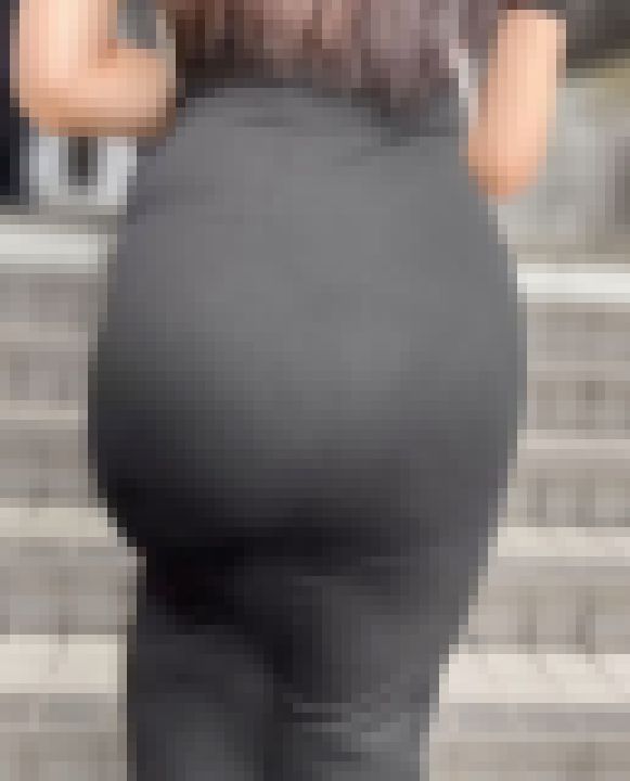 《超絶景ポジ！ベッタリと張り付く黒ワンピの美尻モデル》 サンプル画像