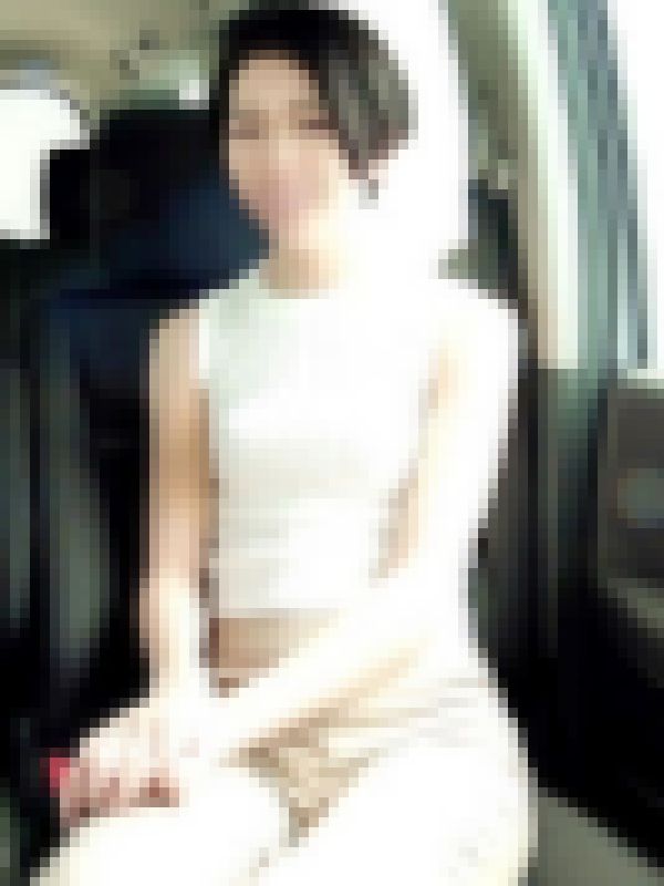 【密会車内ＳＥＸ①】ショトカボーイッシュ系の美人妻が狭い車内で密会ＳＥＸ…恋人つなぎキスにセックスレスのマ●コをエロ汁でぐっちょ サンプル画像