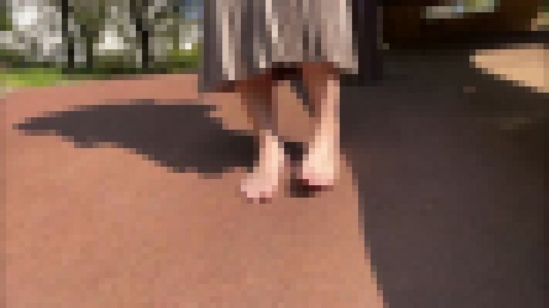 【完全裸足】第55弾！裸足で春の公園を歩く女性 サンプル画像