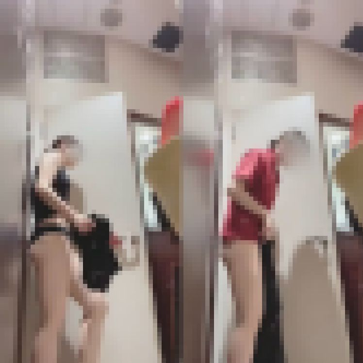 職場の更衣室で着替える大学生の着替え サンプル画像