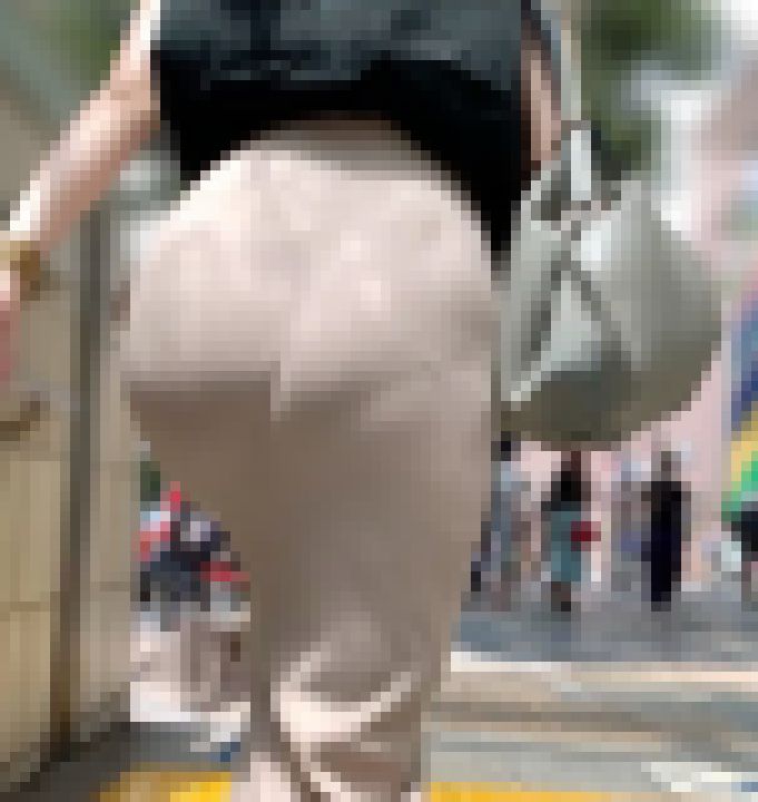 《ナイスな膨らみ！尻を突き出す様に階段を登る清楚系美人OL》 サンプル画像