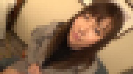 童顔スレンダーの20歳介護士が初ハメ撮りで若い体を巨根で突かれる 内容画像