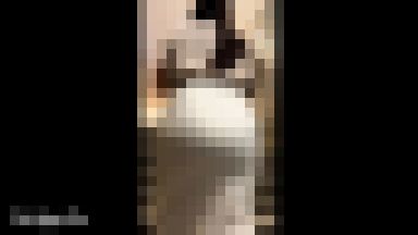 はちきれそうなタイトスカートでうっすら透けパンで帰宅するOL サンプル画像
