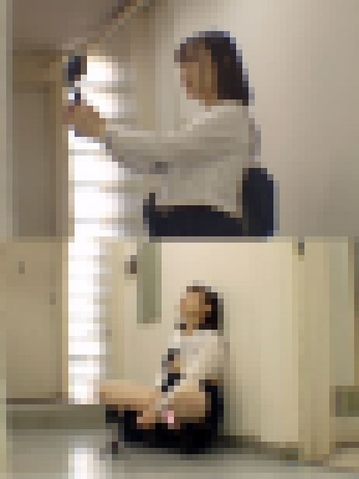 推定Hカップ爆乳のオタク少　女がバイブ挿入し露出撮影していたので…他人バレした興奮と生チ●ポの臭いに発情しねっとりフェラ・デカす　サンプル画像1