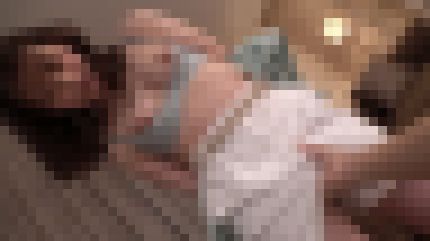 色白美乳の24歳調理師が巨根で激しく突かれる快感に繰り返し絶頂を迎え体を震わせる　サンプル画像1