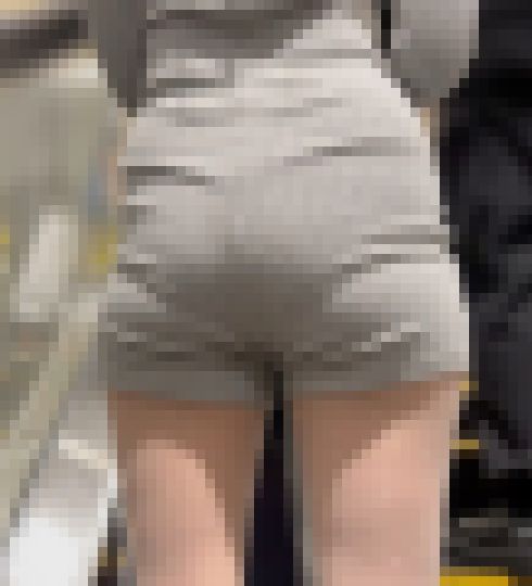 《服装にしか目がいかない！ご自慢BODYを大解放するモデル》 サンプル画像