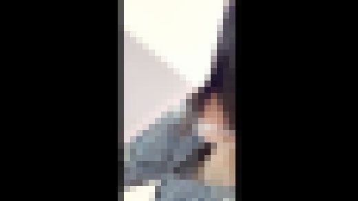 ゲームセンターでぶかぶかの胸元をさらしている女子。【胸チラ】　サンプル画像2