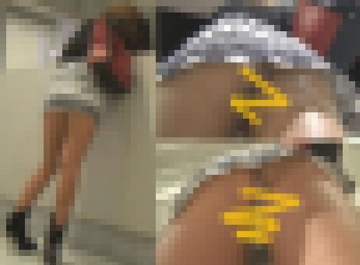 ギャルお姉さんの背後からパンチラ盗撮 画像