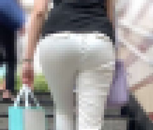 《むっちりという言葉がピッタリ！白クロップドパンツ姿のセレブ美女》 画像