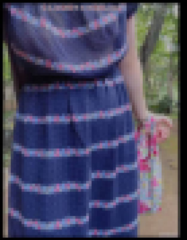 ノーブラ散歩の自撮り動画　乳首が透ける服で野外を歩く サンプル画像