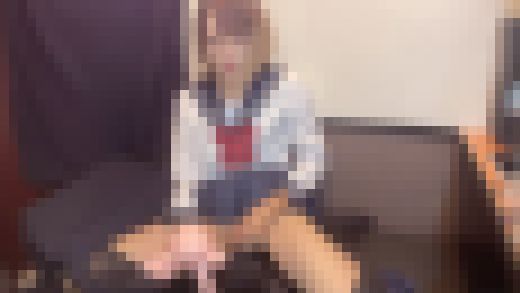 【個撮】コスプレした金髪女装が特大オナホでオナニーをする動画　サンプル画像1