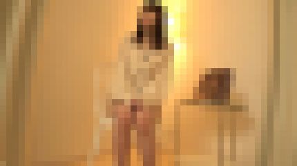 色白スレンダーの22歳美容部員が初ハメ撮りで久しぶりの挿入にビショ濡れになって喘ぐ　サンプル画像1