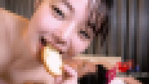 明るい変態フェチっ子ささ咀嚼見せつけ接写＆咀嚼物をＭ男の口に注入　サンプル画像1