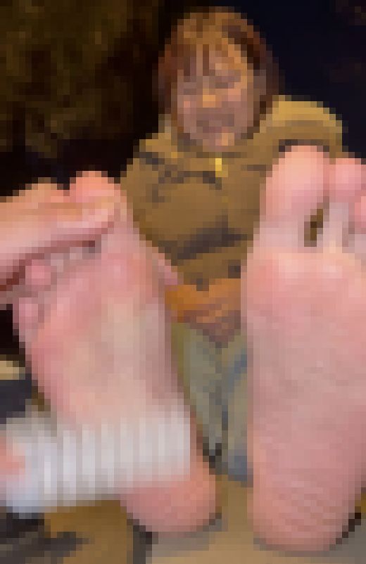 五十嵐ねこめさん、24cm激弱足裏くすぐり足くらべ！5分19秒　サンプル画像1