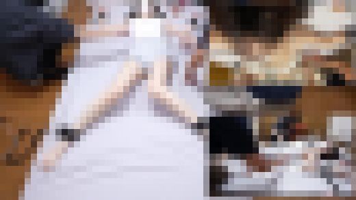 男勝りの罵声と力でオジサン達に抵抗し悪霊に憑りつかれたかのような激しい動きをするパワフル女子（完全オリジナル）　サンプル画像1