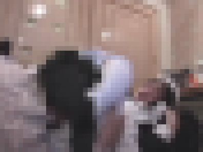 上京したばかりの19歳メイド喫茶店員が抵抗するも体は正直に感じてピストンに喘ぐ　サンプル画像1