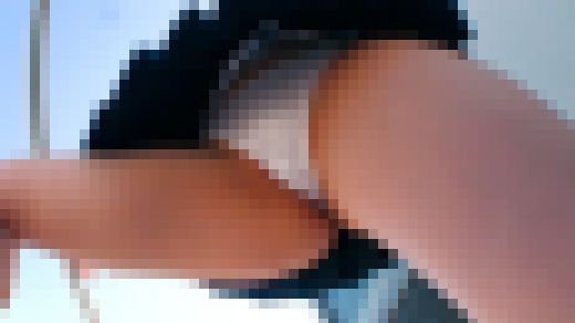 ミニスカグラビア系綺麗女子ちゃんとハーフ系ニットセーターの可愛い黒肌ギャルちゃんのパンチラ拝見致します！！　サンプル画像2