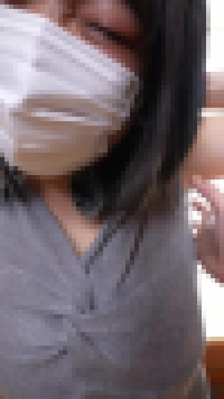 【新シリーズ】　縦動画 くすぐり脇特化！　脇フェチ鼻血モンのお宝動画！！！眉間に深いシワを寄せて耐えるのに苦しそうなお姉さん（完　サンプル画像1