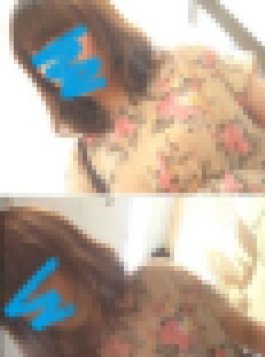 カメラ目線wwwミニスカお姉さんのスキを狙って逆さ撮り　サンプル画像1