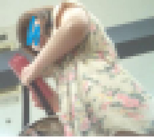 カメラ目線wwwミニスカお姉さんのスキを狙って逆さ撮り　サンプル画像2