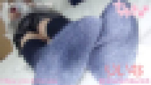 【ずっと推し、りいなちゃん】大好きなグミ食べながらのエッチな撮影、笑い過ぎてプルプルしちゃう身体に悪戯w サンプル画像2