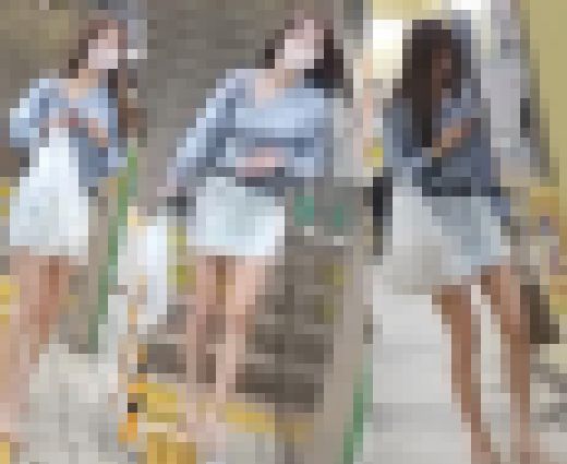 ガードの固いお姉さんの僅かな隙間を狙ってパンチラを逆さ撮り　サンプル画像1