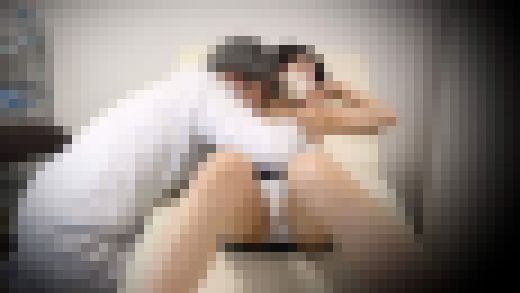 黒髪ショートの超絶美人、美乳を吸われ敏感絶頂/ガチ感じで腰ウネ、パンチラも食い込む【素人/チカン/セクハラ/診察⑪】　サンプル画像1