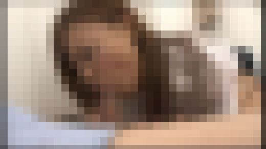 試着室で裾上げ中の美人販売員の目の前に突然の勃起見せつけ！File.3　サンプル画像1