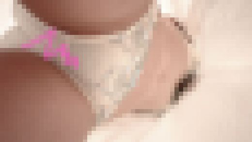 美人すぎる女性のブラ見えローアングル/二人の同業者/食い込みでマン筋がクッキリ…【禁断の逆さ撮り】　サンプル画像3