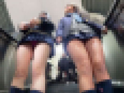 ニットベストのミニスカ黒ギャルちゃんと白ギャルちゃんの街ブラパンチラ！！　サンプル画像3