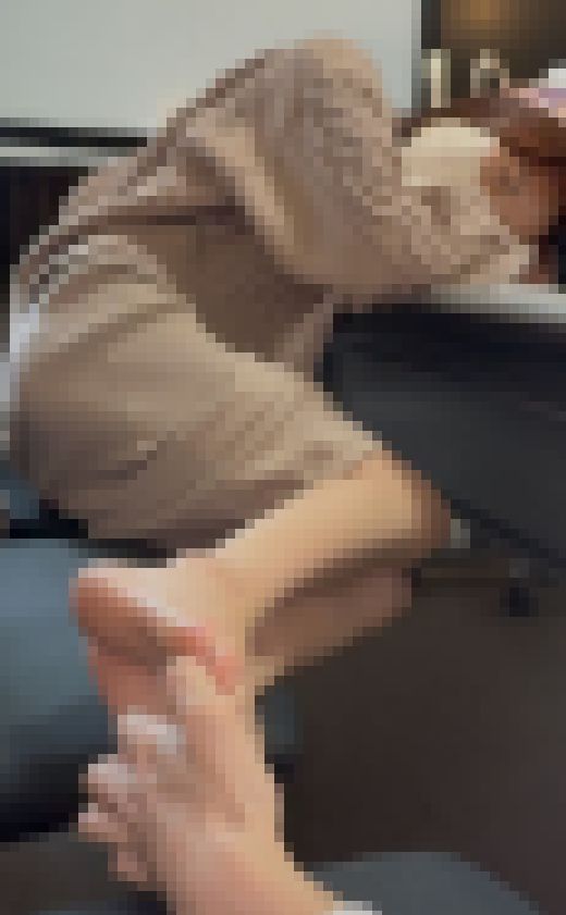 パンチラ有り！清楚系美女23cm激弱足裏くすぐりで喘ぐ！5分26秒　サンプル画像1