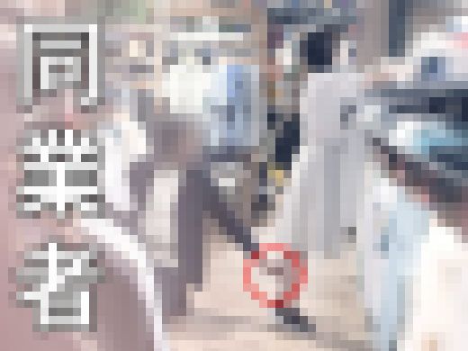 ショップ店員パンチラ。清楚な女性の食い込み純白を撮影する協力者。野良同業者に姿あり【禁断の逆さ撮り】　サンプル画像1