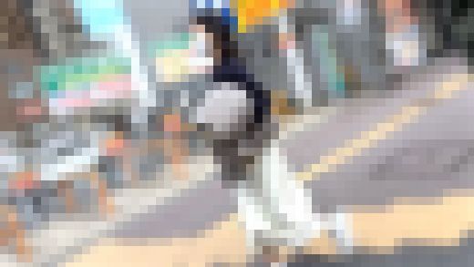 【４K・高画質】#50 白いロンスカが風で張り付き浮き出るお尻の形とPラインに熱視線　サンプル画像1