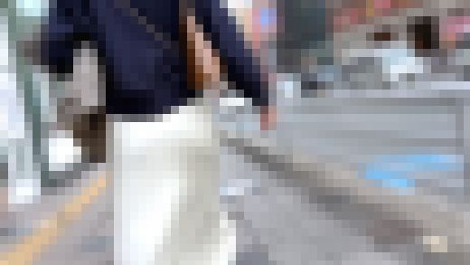 【４K・高画質】#50 白いロンスカが風で張り付き浮き出るお尻の形とPラインに熱視線　サンプル画像2