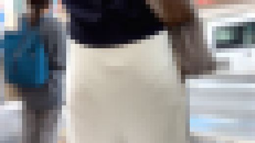 【４K・高画質】#50 白いロンスカが風で張り付き浮き出るお尻の形とPラインに熱視線　サンプル画像3