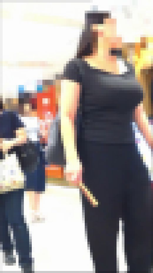 爆乳をブルンさせるお姉さん　サンプル画像2