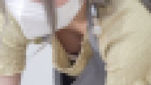 ＃71【陶芸中の胸チラ】ゆる胸元の女子大生たちの体験特集！　サンプル画像2