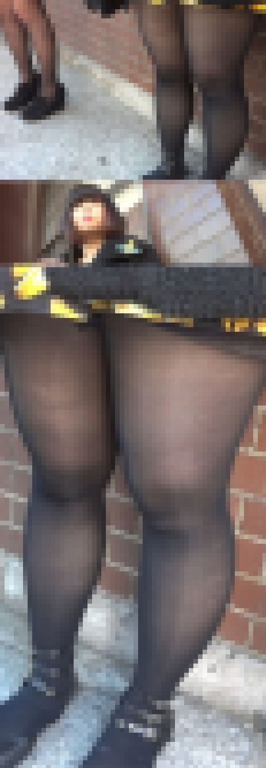 ムッチムチ黒パンストの太い脚！　ダイナミックなアンヨのエロい女の子を接写したよ　サンプル画像1