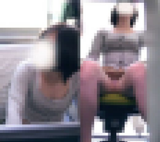 パンティが濡れちゃって大変なことになったお姉さん！　ローアングルから覗くスカートの中　サンプル画像1