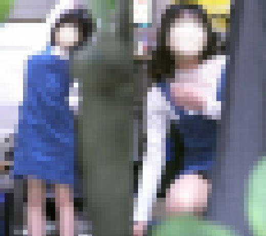 微笑むスレンダー彼女　パンティの色はホワイトルージュ　サンプル画像1