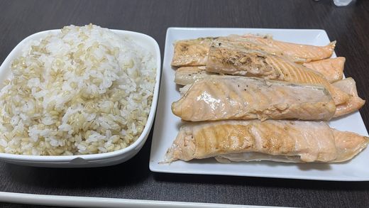 【涙・嗚咽・目隠し】指を使わず噴き出す自然嘔吐 〜マーライオン級の大放出〜【大量サーモンハラス編】　サンプル画像1