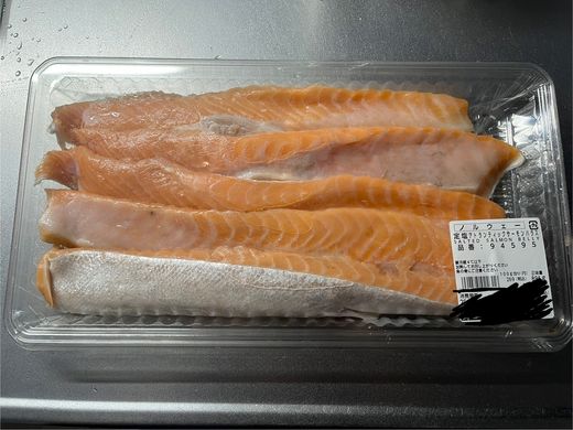 【涙・嗚咽・目隠し】指を使わず噴き出す自然嘔吐 〜マーライオン級の大放出〜【大量サーモンハラス編】　サンプル画像2