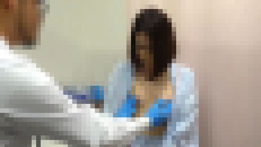 ｛猥褻診察カルテ#14}敏感すぎる乳首がバレてご立腹！？胸部診察2名　サンプル画像3