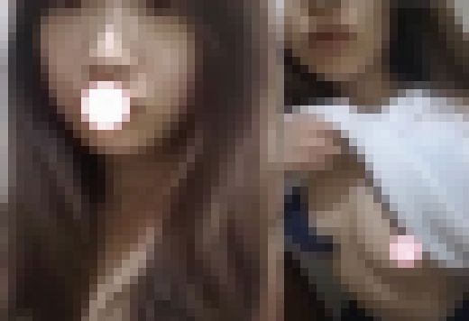 スマホ片手に見せつけプレイ 美乳彼女が響かせながらかきまわし サンプル画像1
