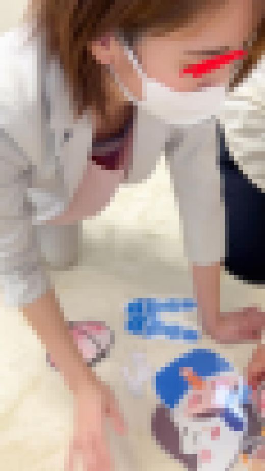 【同僚OLの乳首/胸ちら#40】2名分/社外掃除中/飾りつけ中　サンプル画像2